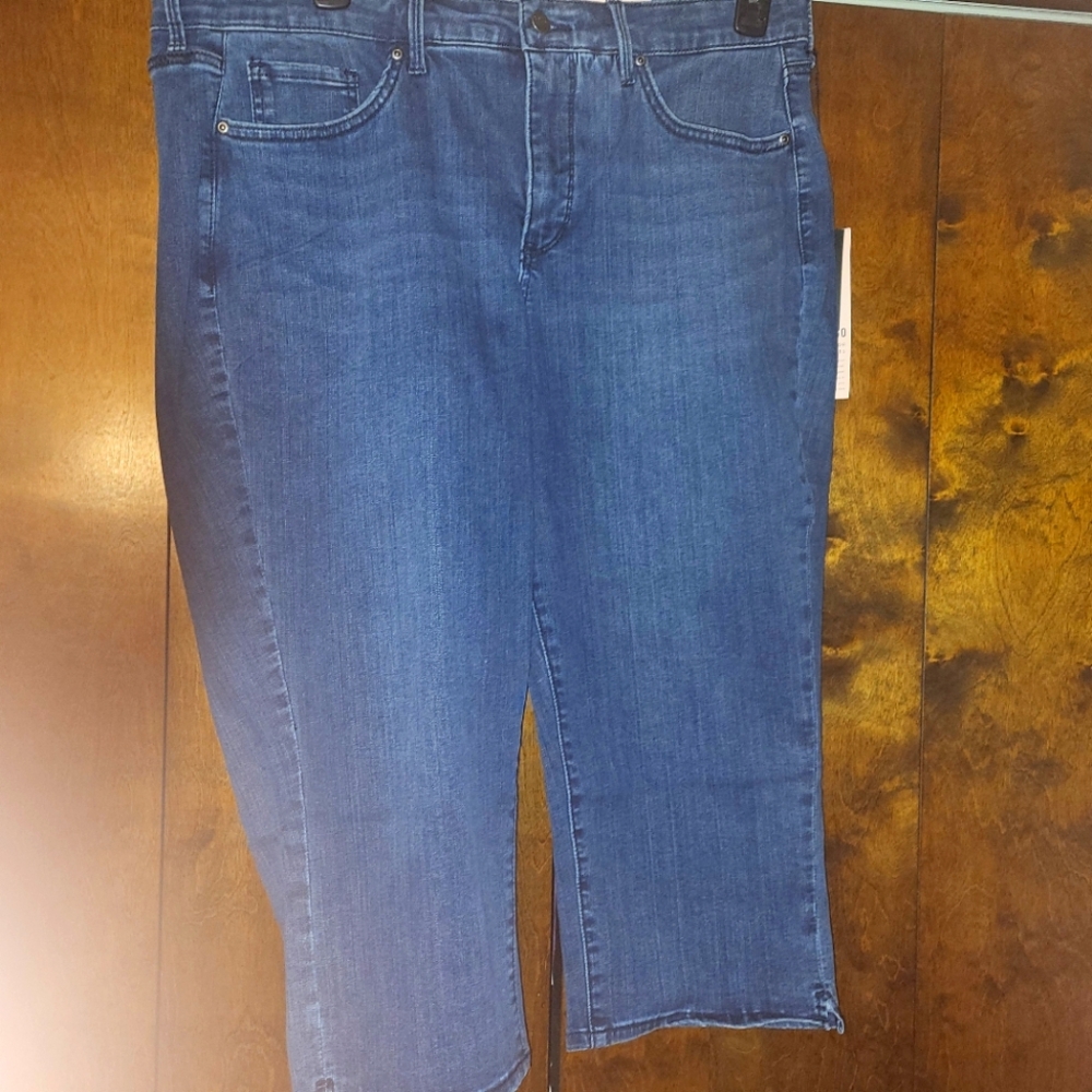 Brand New with Tags Women's NYDJ Capris Size 16